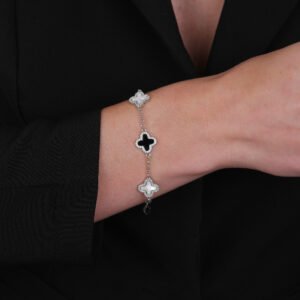 Pulseira Prateada de Trevos Pretos e Brancos Cravejados de Zircônia