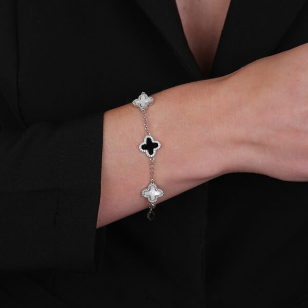 Pulseira Prateada de Trevos Pretos e Brancos Cravejados de Zircônia - Imagem 2
