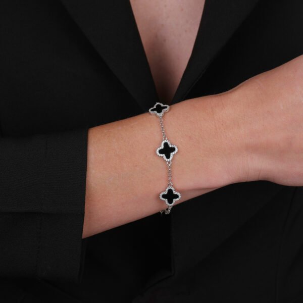 Pulseira Prateada de Trevos Pretos Cravejados de Zircônia - Imagem 2